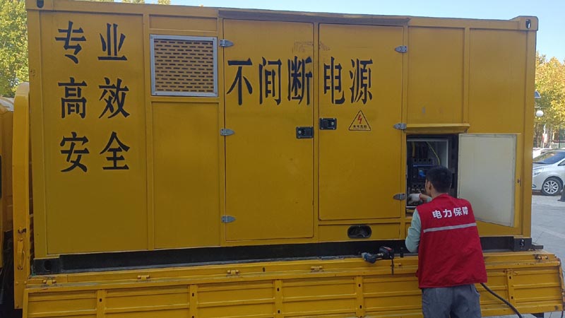 历下柴油发电机组和UPS电源配合使用时，如何避免切换过程中的电力中断？